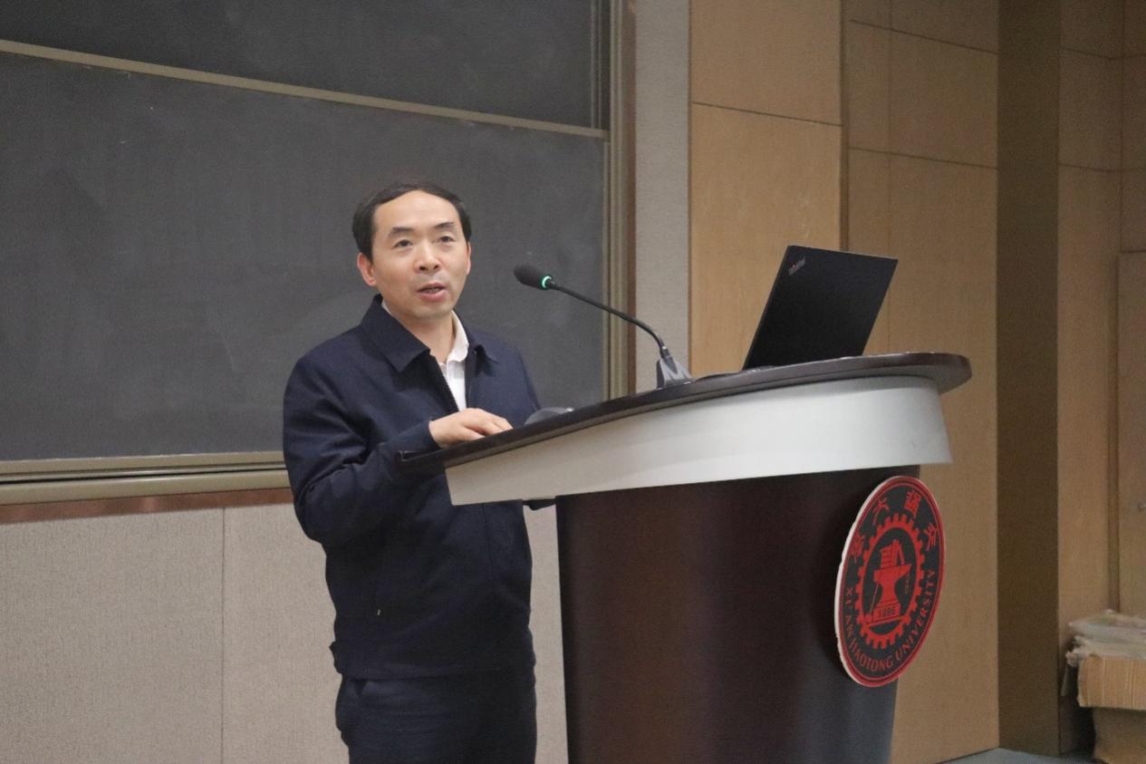 人站在镜子前AI 生成的内容可能不正确。